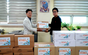 한화토탈에너지스 관계자(좌)가 고객사 대진의 정의석 대표(우)에게 농수산물을 전달하는 모습